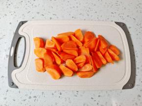 胡萝卜削皮，切成滚刀块。