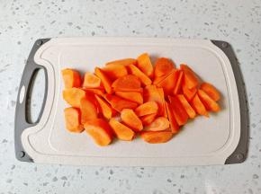 胡萝卜削皮，切成滚刀块。