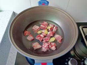 排骨冷水下锅，加生姜片。