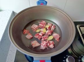 排骨冷水下锅，加生姜片。