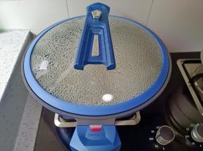 焯好水的排骨清洗干净。