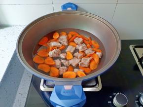 排骨重新冷水下锅，加胡萝卜块。