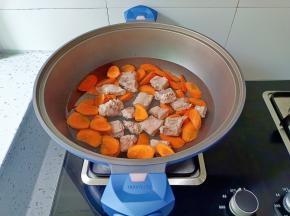 排骨重新冷水下锅，加胡萝卜块。