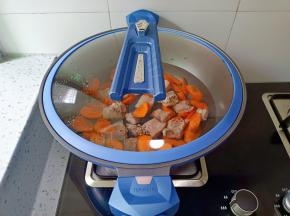 盖上盖子大火炖半小时。