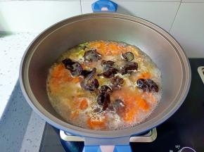 炖的汤汁浓郁，排骨软烂，加入黑木耳，继续炖10分钟。