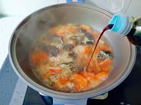 最后加入盐，生抽调味。