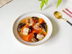 汤鲜味美，排骨软烂入味。