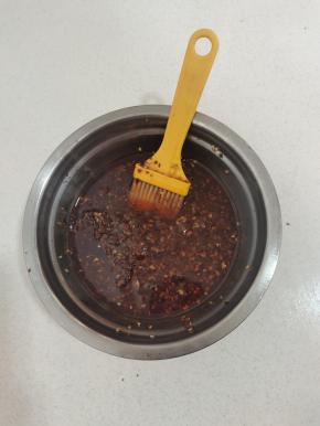 一大勺烧烤料淋热油，加入生抽，蚝油搅拌均匀调成料汁儿！