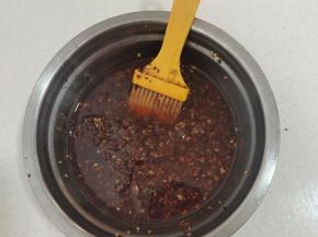 一大勺烧烤料淋热油，加入生抽，蚝油搅拌均匀调成料汁儿！