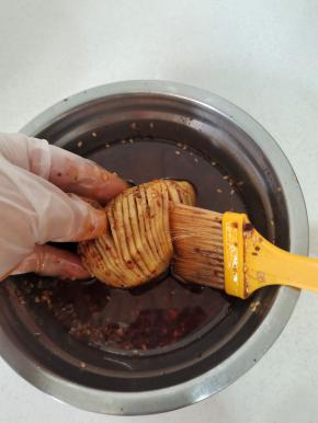 把土豆整个刷上调好的料汁儿！