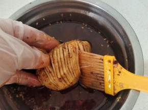 把土豆整个刷上调好的料汁儿！