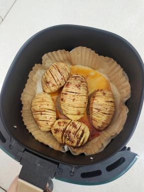 空气炸锅铺一层油纸，把土豆放进去！