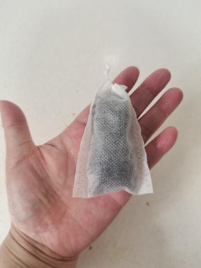 红茶(我用的是大红袍)装入纱布袋中。扎紧！(没有纱布袋的直接把茶叶倒进杯子里，泡好再过滤一下也可以！)