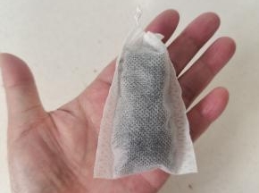 红茶(我用的是大红袍)装入纱布袋中。扎紧！(没有纱布袋的直接把茶叶倒进杯子里，泡好再过滤一下也可以！)