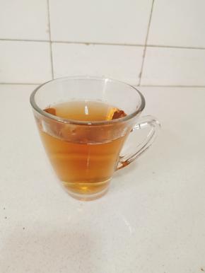 倒一杯泡好的红茶！