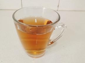 倒一杯泡好的红茶！
