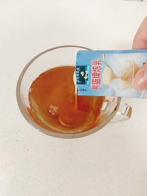 加入一支炼乳！(喜欢喝甜一点的可以加两支炼乳进去。我个人觉得一支炼乳甜度刚刚好！)