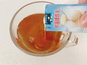 加入一支炼乳！(喜欢喝甜一点的可以加两支炼乳进去。我个人觉得一支炼乳甜度刚刚好！)