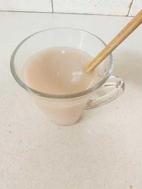搅拌均匀，一杯奶香浓郁的奶茶就做好了！是不是特别简单？