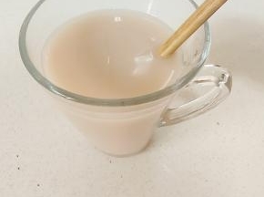 搅拌均匀，一杯奶香浓郁的奶茶就做好了！是不是特别简单？
