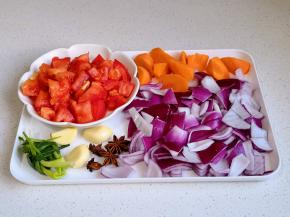 所有配菜切好备用。