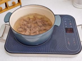 锅中加水，牛肉冷水下锅，烧开撇出血沫。