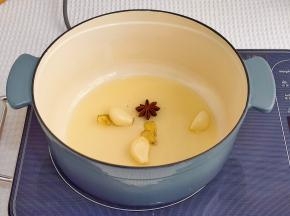 起油锅，加入姜蒜八角。