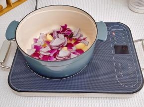 再加入洋葱，煸炒出香味。