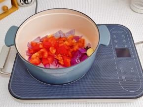 加入番茄，翻炒出汤汁。