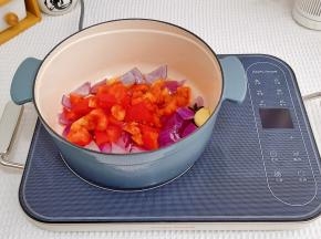 加入番茄，翻炒出汤汁。