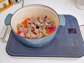 加入焯水的牛肉。