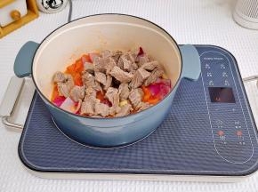 加入焯水的牛肉。