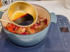 加入料酒，生抽，老抽翻炒均匀。