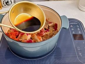 加入料酒，生抽，老抽翻炒均匀。