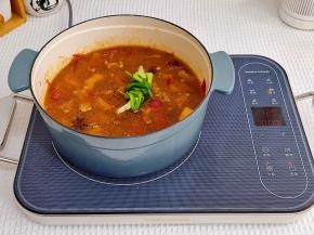 加入清水，适当多一点，加入葱结。