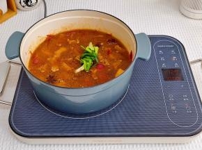 加入清水，适当多一点，加入葱结。