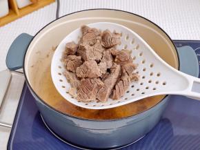 煮2分钟捞出，温水冲洗。