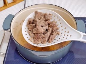 煮2分钟捞出，温水冲洗。