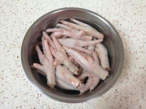 准备好食材和泰式酸辣汁，鸡爪提前用凉水浸泡一个小时，中间换一次水。