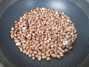 花生炒熟去皮（煮熟也可以）。