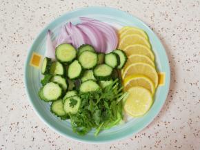 黄瓜、洋葱、柠檬和香菜切好备用。