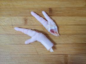 浸泡过的鸡爪清洗干净，从中间劈开，腌制的时候好入味。