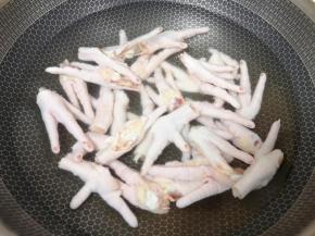 处理好的鸡爪凉水入锅。