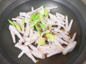 加入料酒、大葱、生姜和八角。