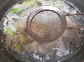 大火烧开以后撇去浮沫，中火煮15分钟。