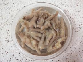 提前准备一盆冰水，将煮好的鸡爪捞出冲洗干净，放入冰水里面浸泡5分钟左右。