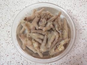 提前准备一盆冰水，将煮好的鸡爪捞出冲洗干净，放入冰水里面浸泡5分钟左右。