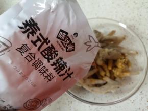 加入泰式酸辣汁搅拌均匀。