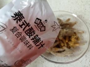 加入泰式酸辣汁搅拌均匀。