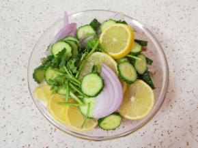 加入花生和切好的柠檬配菜。